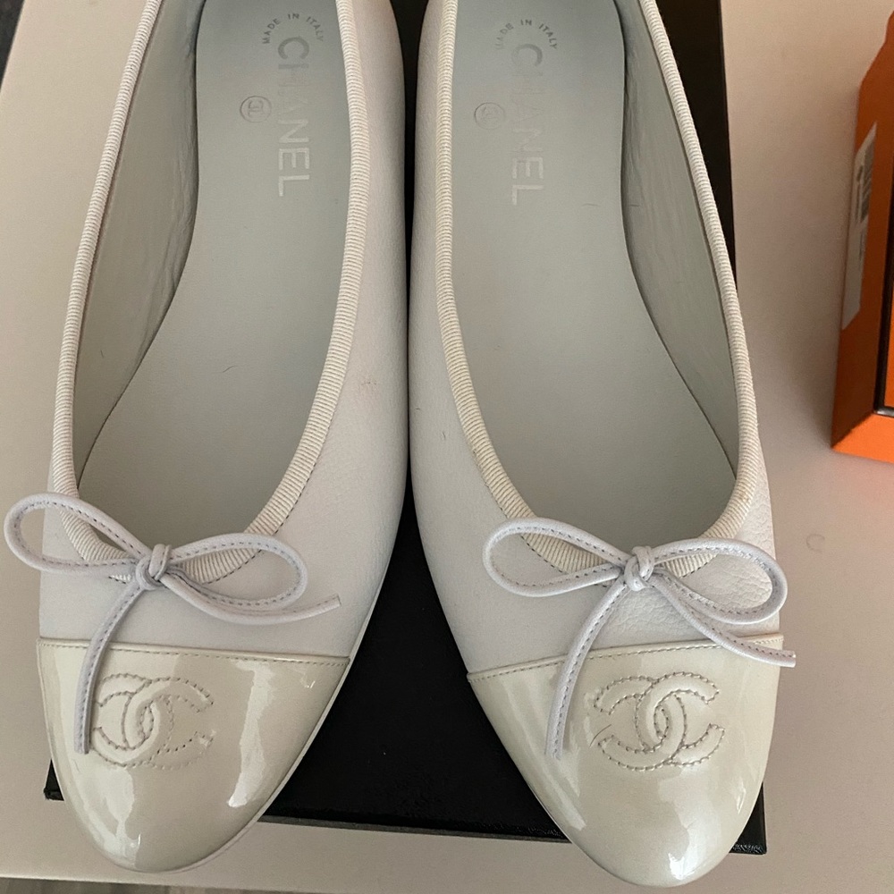 Gorgeous white Chanel flats size 41